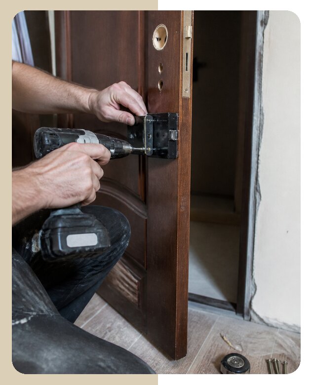 Профессиональный монтаж накладного замка на дверь в Владивостоке
